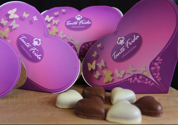 Caja corazón, impresa a full color, laminado mate. Troquelado especial.